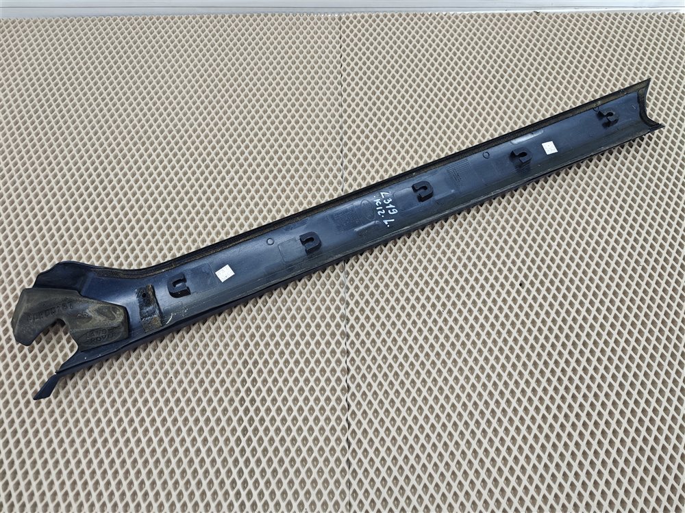 Молдинг лобового стекла передний левый Discovery 2006 L319 AJ41 Молдинг лобового стекла передний левый Discovery 2006 L319 AJ41