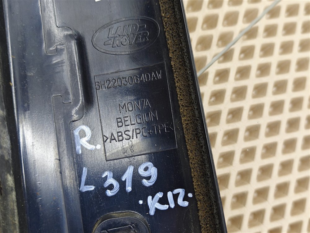 Молдинг лобового стекла передний правый Discovery 2006 L319 AJ41