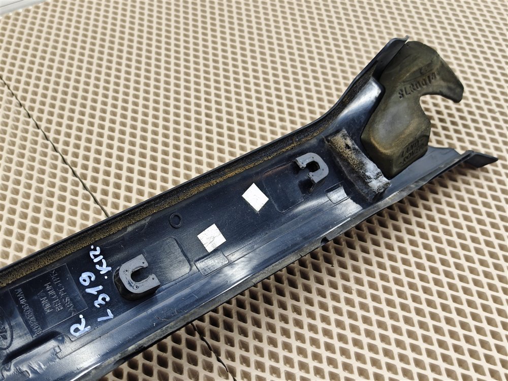 Молдинг лобового стекла передний правый Discovery 2006 L319 AJ41