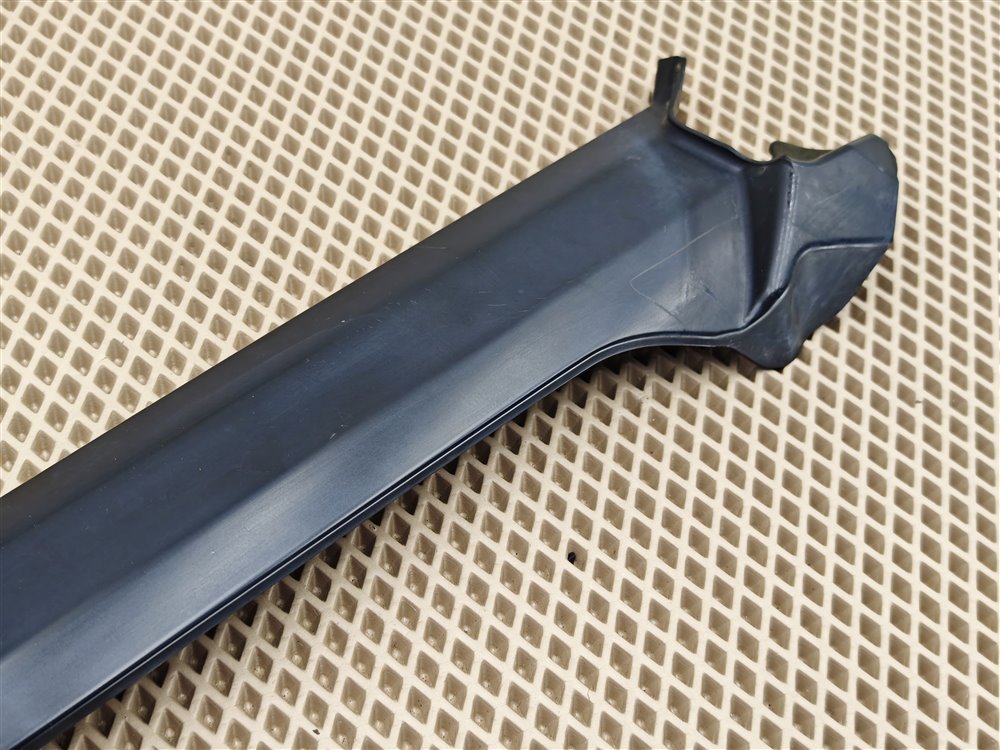 Молдинг лобового стекла передний правый Discovery 2006 L319 AJ41