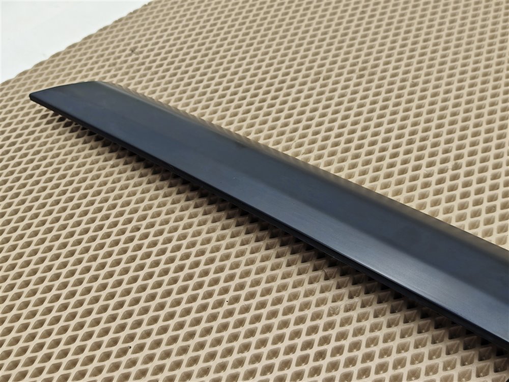 Молдинг лобового стекла передний правый Discovery 2006 L319 AJ41