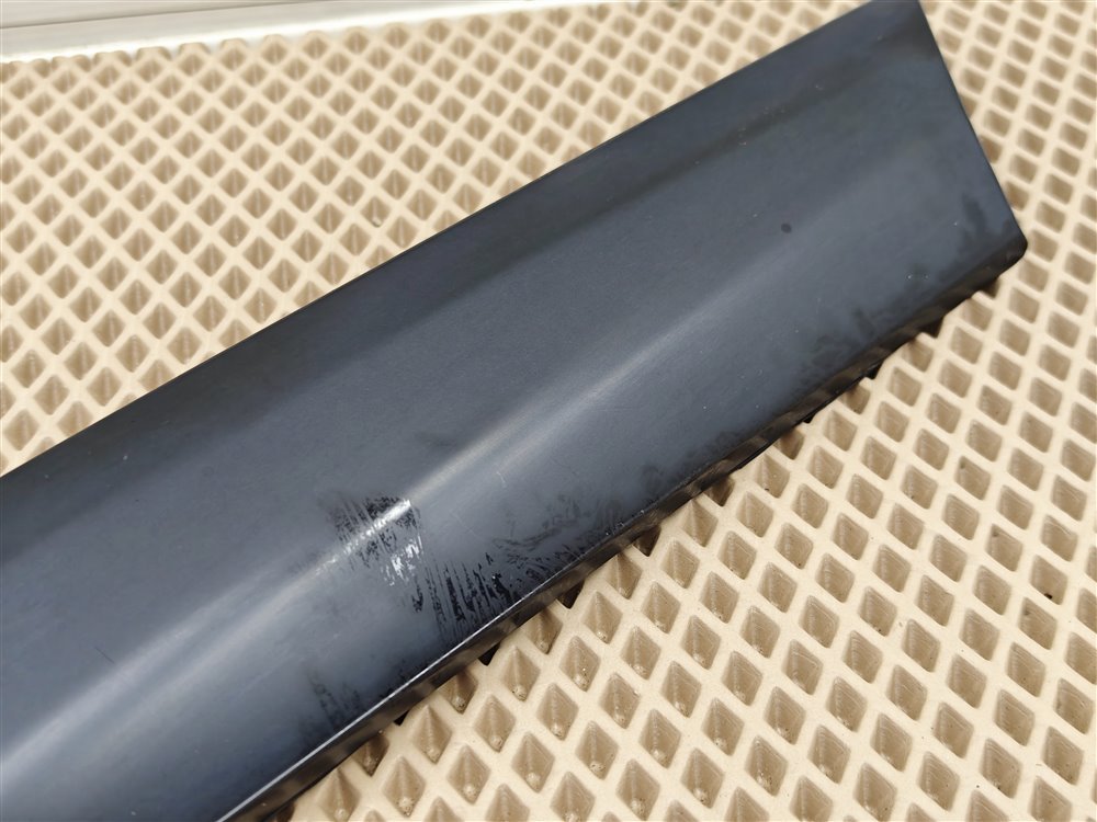 Молдинг лобового стекла передний правый Discovery 2006 L319 AJ41