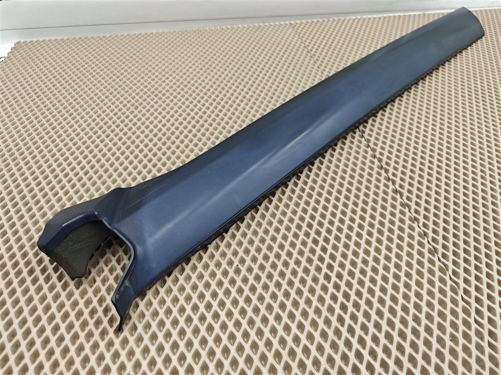 Молдинг лобового стекла передний правый Discovery 2006 L319 AJ41