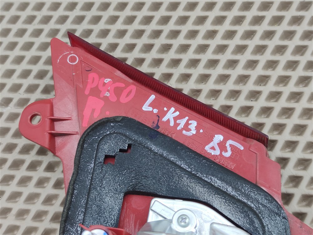 Вставка в крышку багажника задняя левая Fuga 2009 PY50 VQ35DE