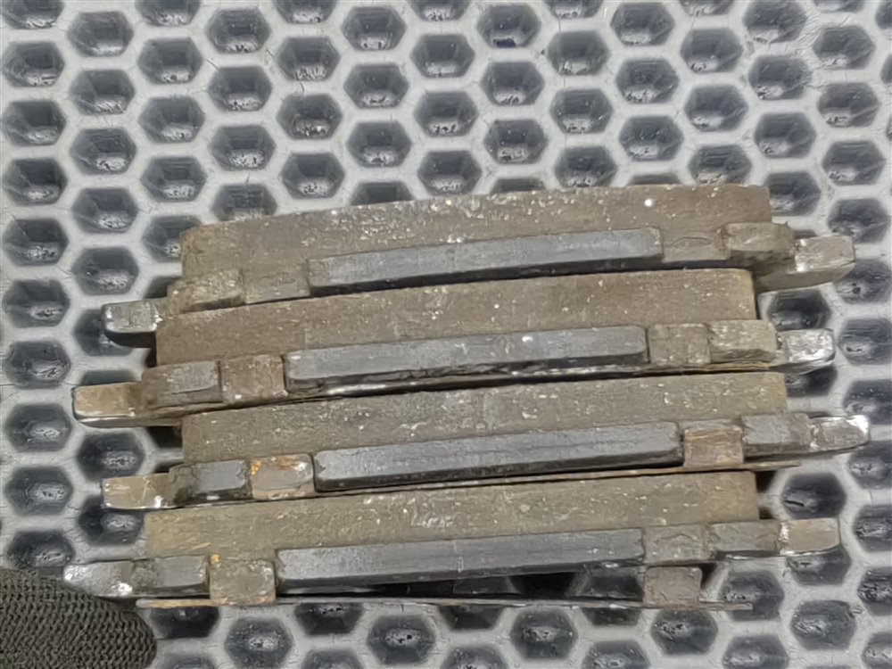 Колодки тормозные задние Discovery 2006 L319 AJ41 Колодки тормозные задние Discovery 2006 L319 AJ41