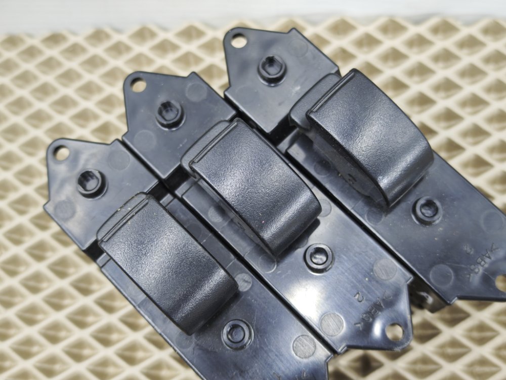 Кнопка передняя левая MITSUBISHI OUTLANDER CW5W 4B12 Кнопка передняя левая MITSUBISHI OUTLANDER CW5W 4B12