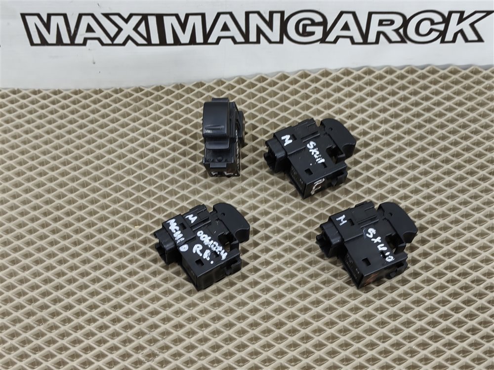 Кнопка задняя TOYOTA HARRIER 1999 SXU10W 5SFE 8403048010C0 контрактная