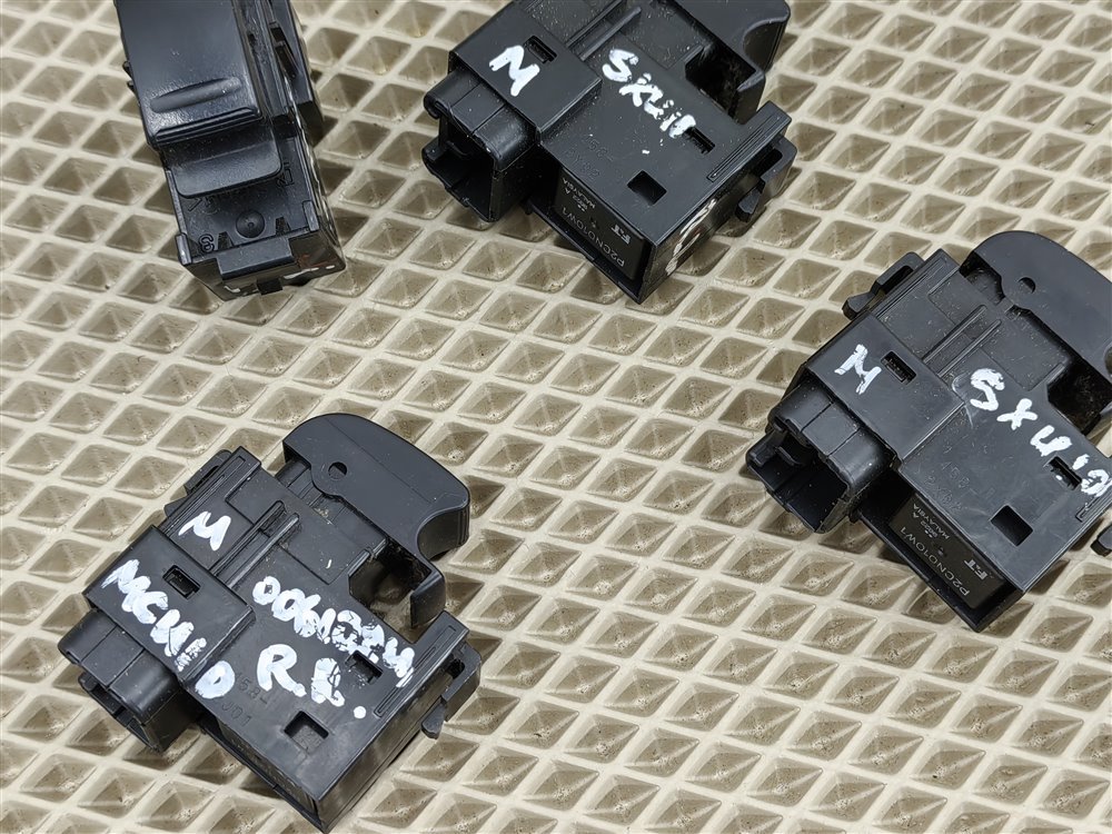 Кнопка задняя TOYOTA HARRIER SXU10W 5SFE