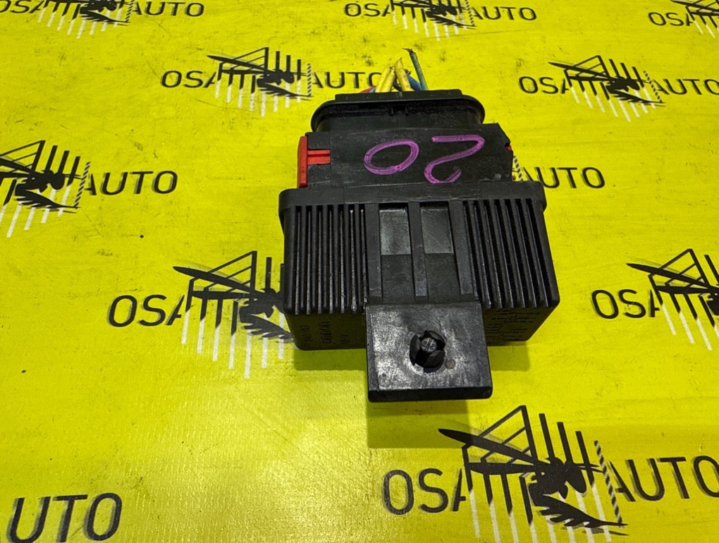 Реле топливного насоса Peugeot 308 1.6 EP6