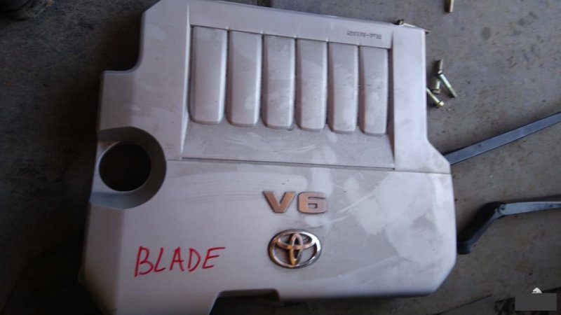 Пластиковая крышка на двс Toyota Blade GRE156 2GRFE (б/у)