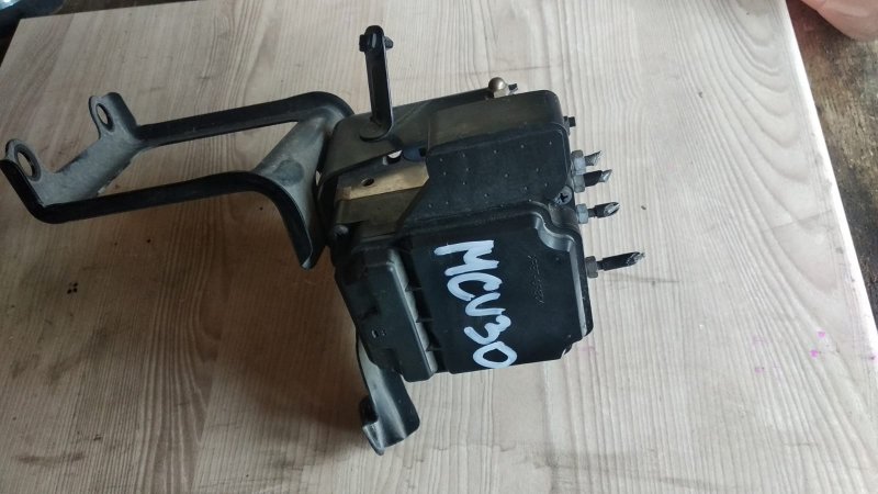 Блок abs Toyota Harrier MCU35 1MZ-FE 2007 (б/у)