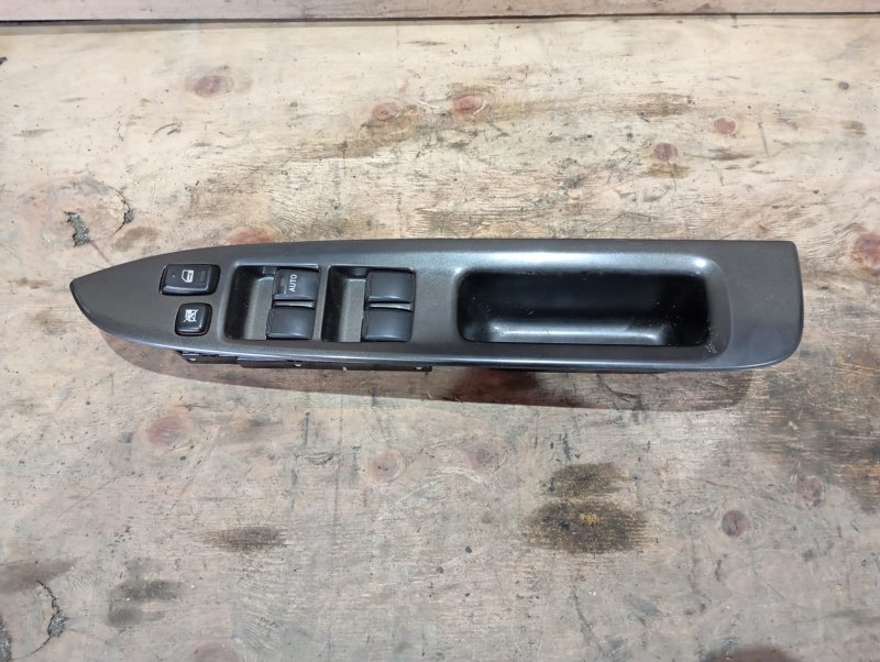 Блок управления стеклоподъемниками Toyota Mark Ii JZX110 1JZ-FSE 2002 передний правый (б/у)