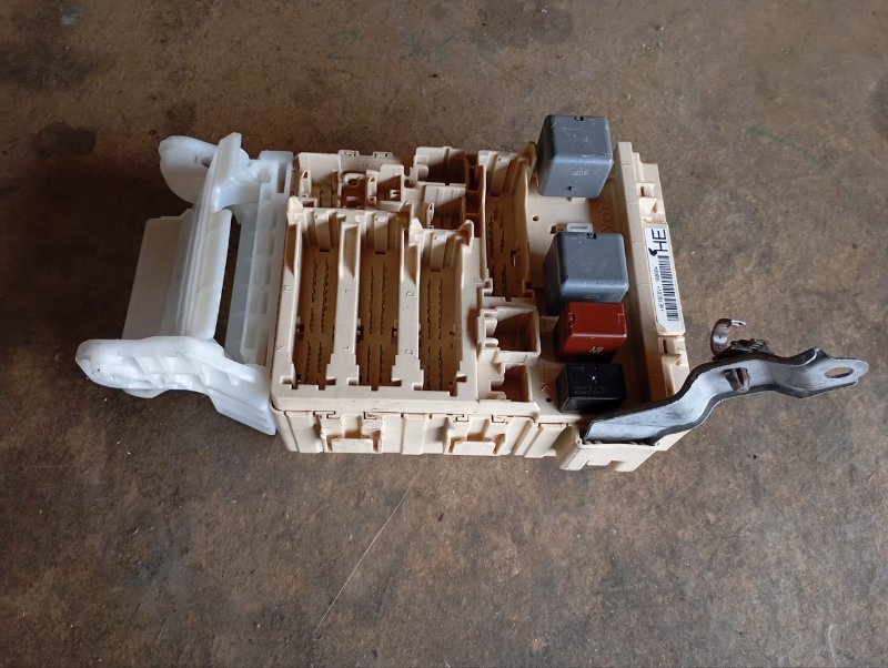 Блок предохранителей Toyota Alphard ANH15 2AZ-FE 2005 (б/у)