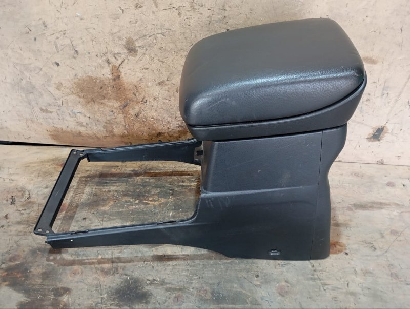 Подлокотник Suzuki Escudo TDA4W J24B 2010 (б/у)
