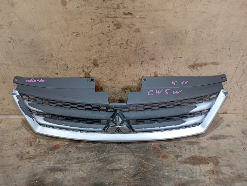 Решетка радиатора Mitsubishi Outlander CW5W 4B12 2008 (б/у)