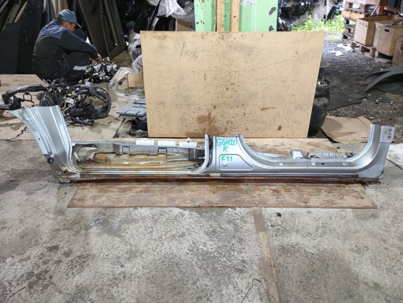 Порог Toyota Alphard GGH25 2GR-FE 2011 правый (б/у)