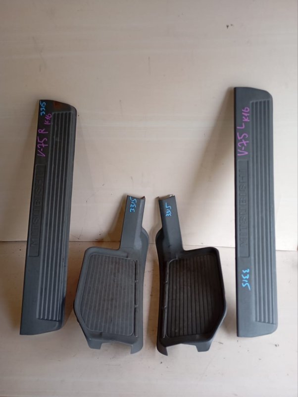 Порожек пластиковый MITSUBISHI PAJERO V75W 6G74 2002 (б/у)
