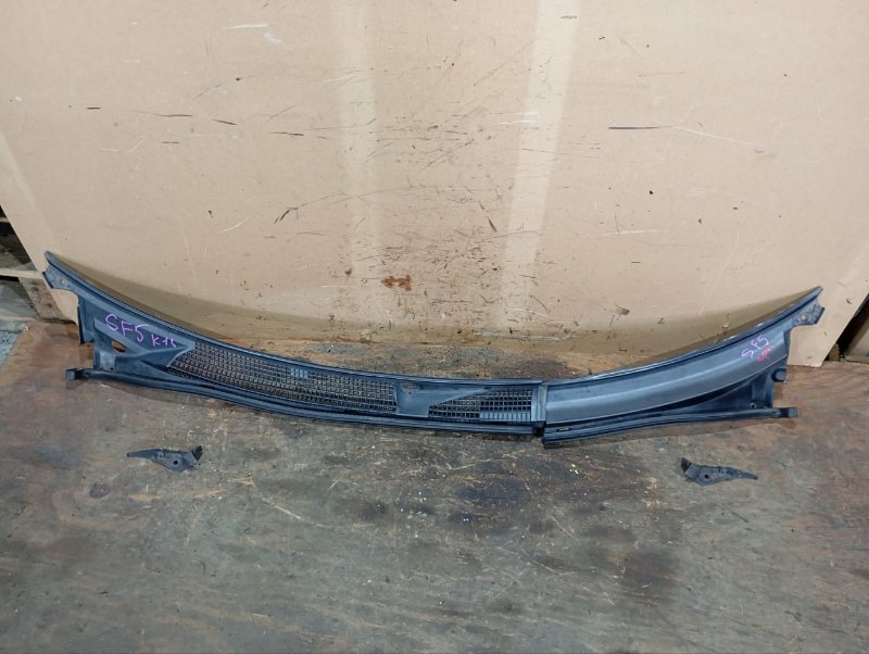 Решетка под лобовое стекло SUBARU FORESTER SF5 EJ202 1999 (б/у)