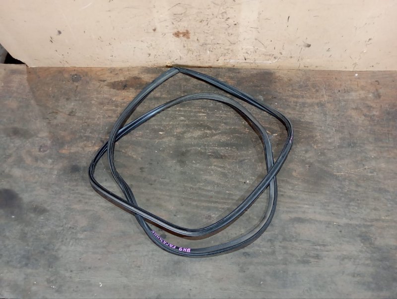 Уплотнительная резинка багажника SUBARU LEGACY BH9 EJ254 2000 (б/у)