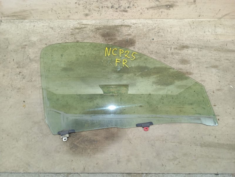 Стекло двери TOYOTA FUNCARGO NCP20 2NZ 2003 переднее правое (б/у)
