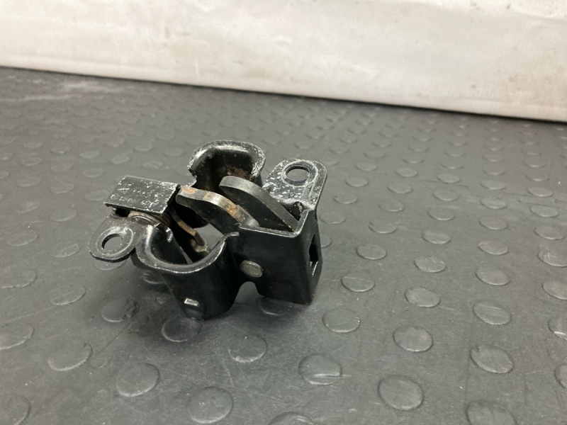 Замок капота правый Mercedes-Benz E-Class W211 M271 Замок капота правый Mercedes-Benz E-Class W211 M271