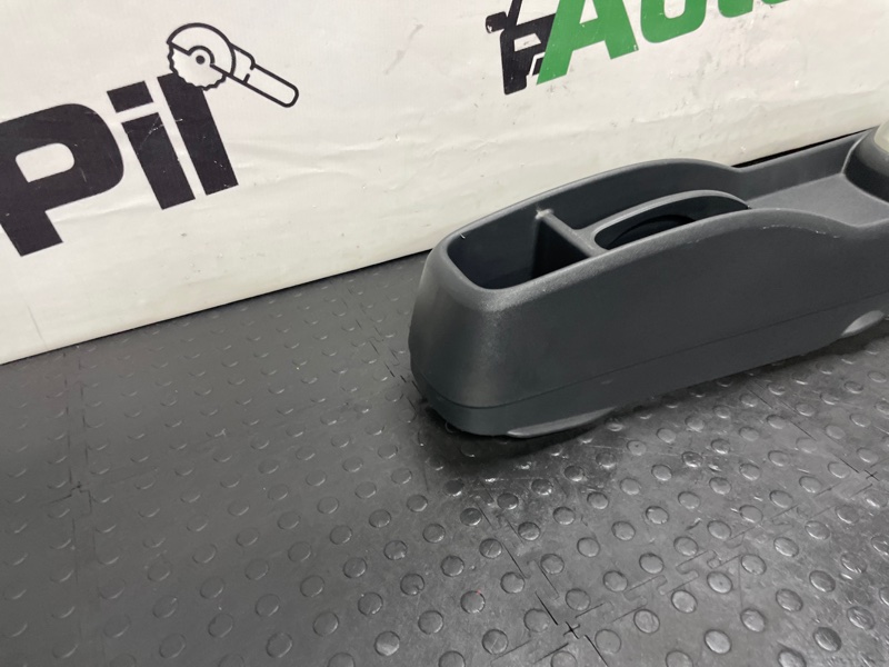 Консоль КПП Ist 2002 NCP61 1NZFE