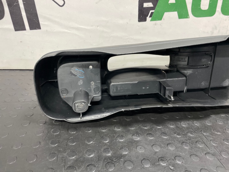 Консоль КПП Ist 2002 NCP61 1NZFE