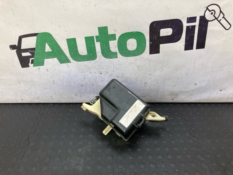 Блок предохранителей Toyota Ist 2005 NCP65 1NZFE 82663-52040 контрактная