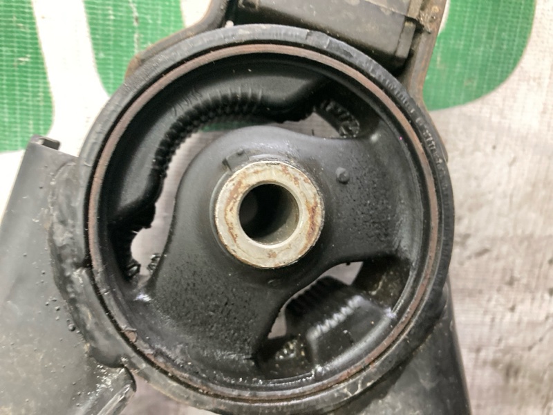 Подушка двигателя задняя Toyota Wish ZNE10 1ZZFE