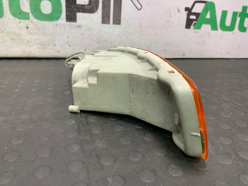 Повторитель в бампер правый Caldina 1996 ST191G 3SFE