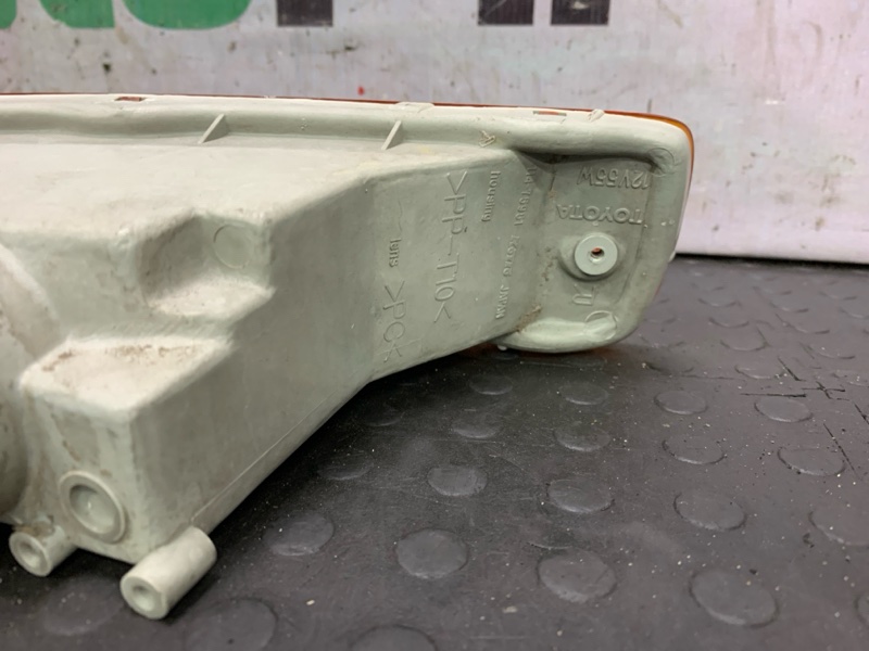 Повторитель в бампер правый Caldina 1996 ST191G 3SFE
