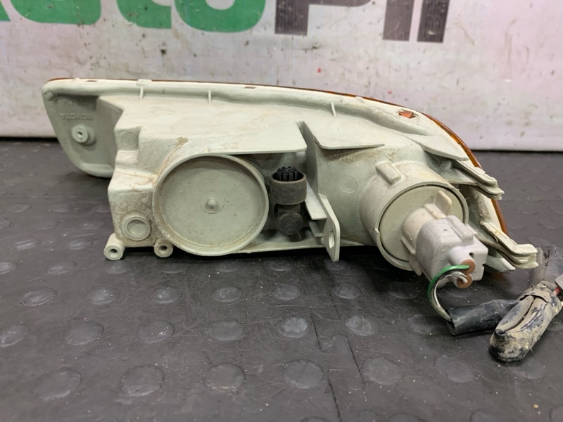 Повторитель в бампер левый Caldina 1996 ST191G 3SFE