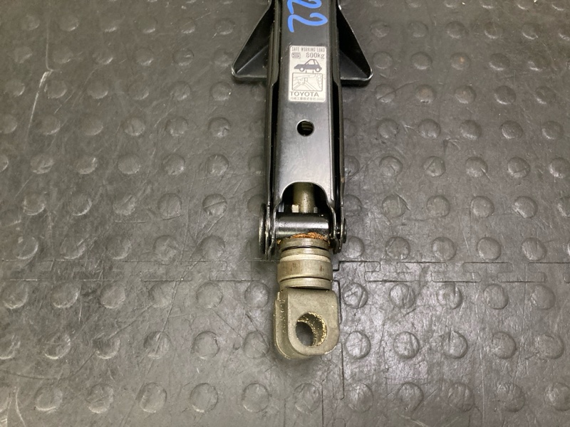 Домкрат Ist 2003 NCP65 1NZFE