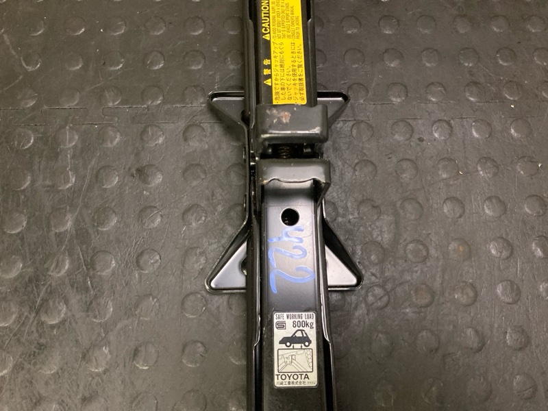 Домкрат Ist 2003 NCP65 1NZFE