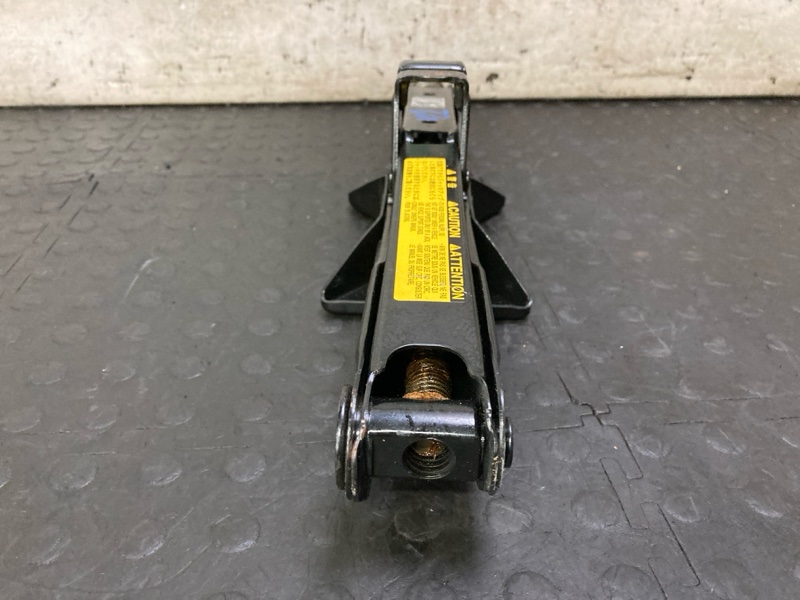 Домкрат Ist 2003 NCP65 1NZFE