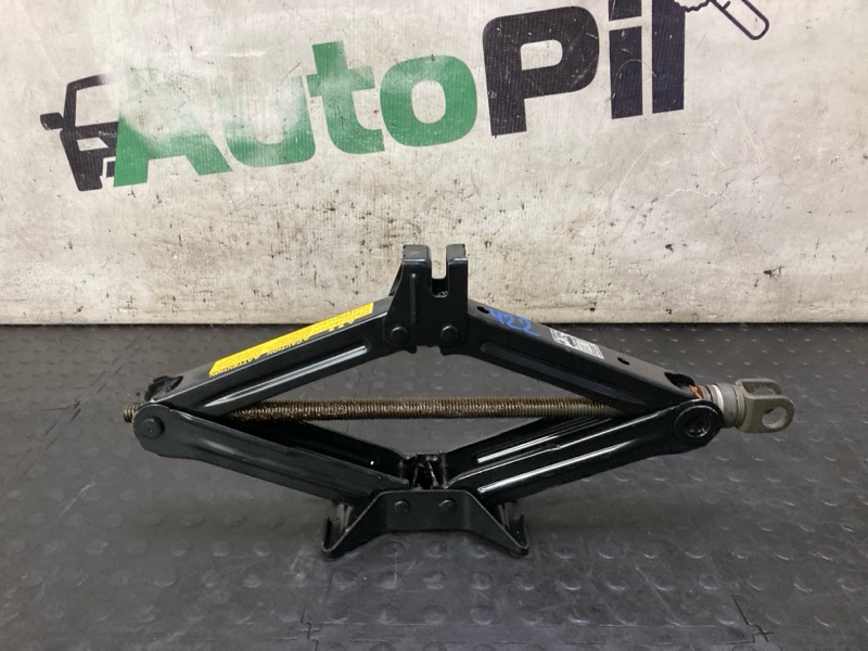 Домкрат Ist 2003 NCP65 1NZFE