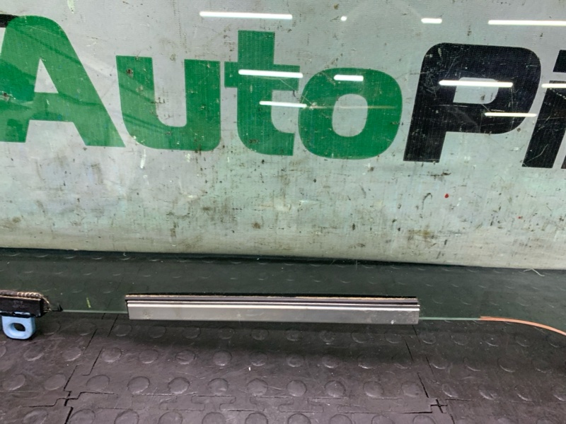 Стекло боковое переднее левое Toyota Prius ZVW30 2ZRFXE