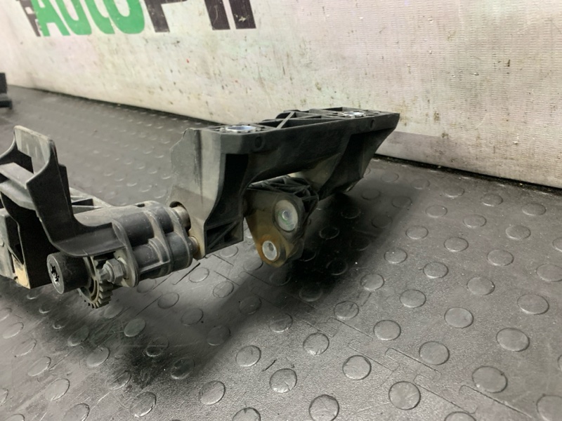 Кронштейн решетки радиатора E-Class 2014 W212 274.920 Кронштейн решетки радиатора E-Class 2014 W212 274.920