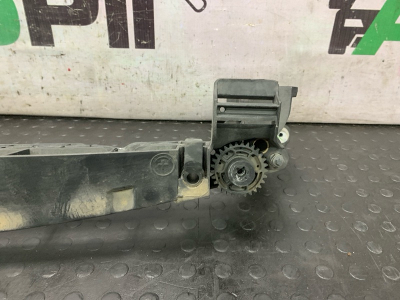 Кронштейн решетки радиатора Mercedes-Benz E-Class W212 274.920 Кронштейн решетки радиатора Mercedes-Benz E-Class W212 274.920