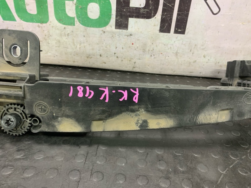 Кронштейн решетки радиатора E-Class 2014 W212 274.920 Кронштейн решетки радиатора E-Class 2014 W212 274.920