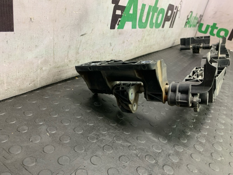 Кронштейн решетки радиатора E-Class 2014 W212 274.920 Кронштейн решетки радиатора E-Class 2014 W212 274.920