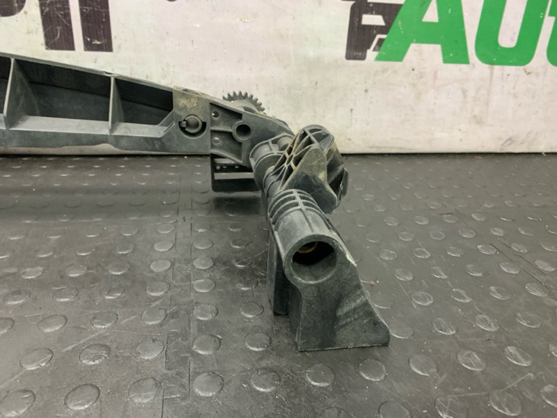 Кронштейн решетки радиатора E-Class 2014 W212 274.920 Кронштейн решетки радиатора E-Class 2014 W212 274.920