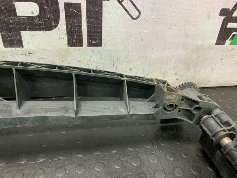 Кронштейн решетки радиатора E-Class 2014 W212 274.920 Кронштейн решетки радиатора E-Class 2014 W212 274.920