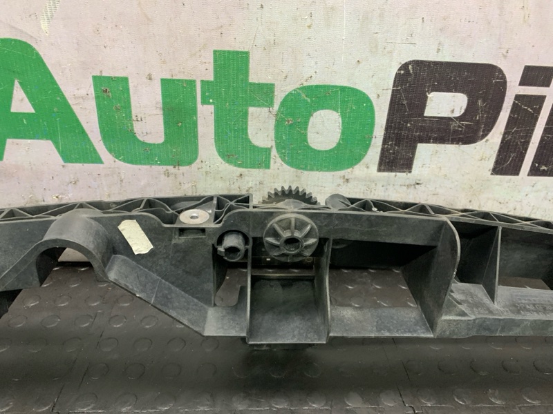 Кронштейн решетки радиатора E-Class 2014 W212 274.920 Кронштейн решетки радиатора E-Class 2014 W212 274.920