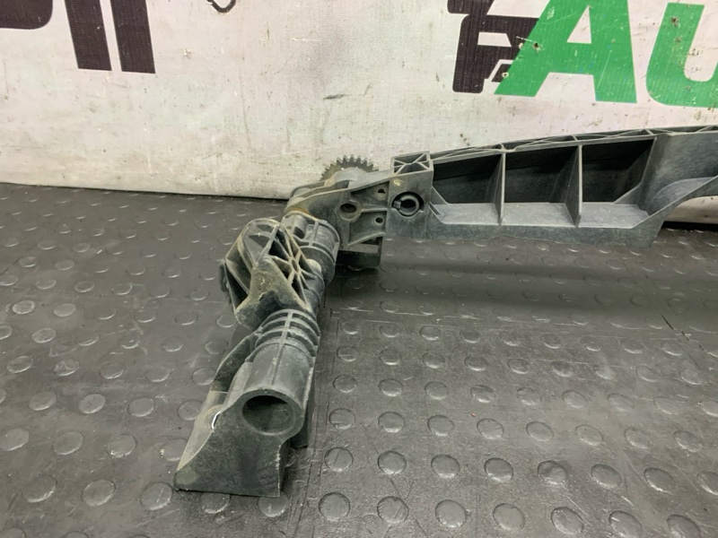 Кронштейн решетки радиатора E-Class 2014 W212 274.920 Кронштейн решетки радиатора E-Class 2014 W212 274.920