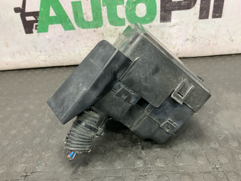 Блок предохранителей Mitsubishi Pajero V98W 4M41