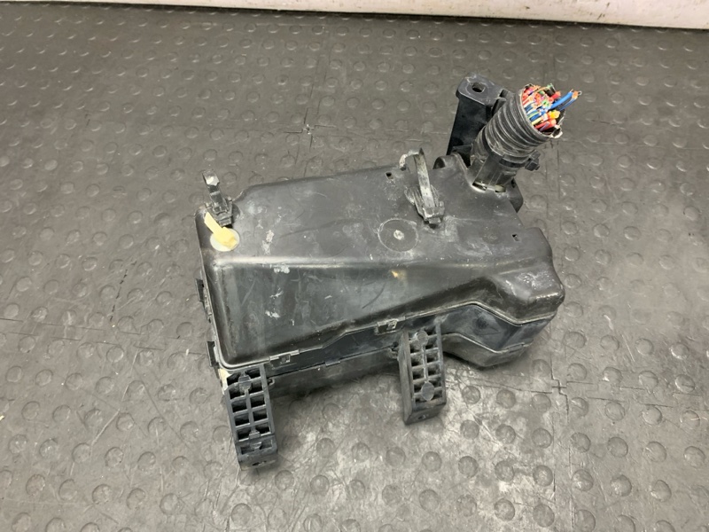 Блок предохранителей Pajero 2010 V98W 4M41