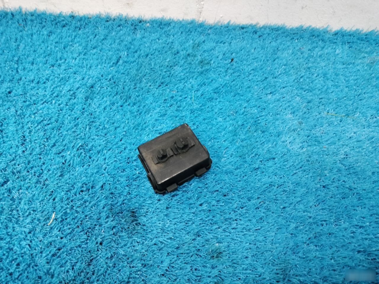 Кронштейн разъема ABS 1 F20 Кронштейн разъема ABS 1 F20