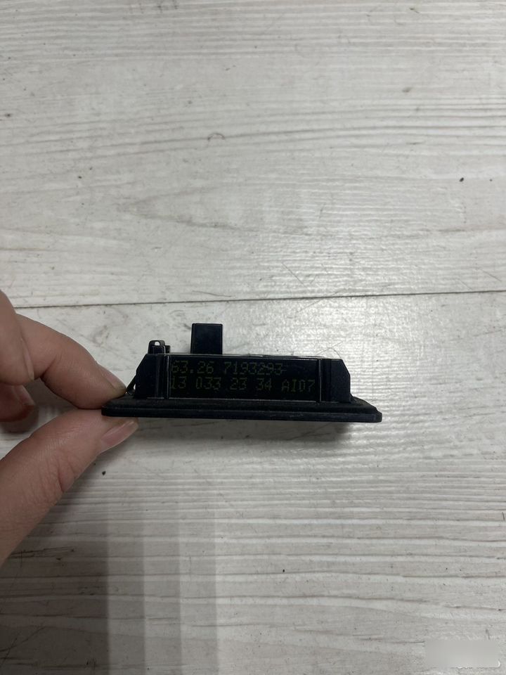 Подсветка номерного знака 4 F32
