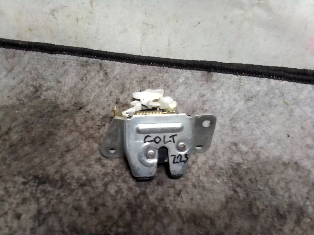 Замок двери багажника Colt 2006